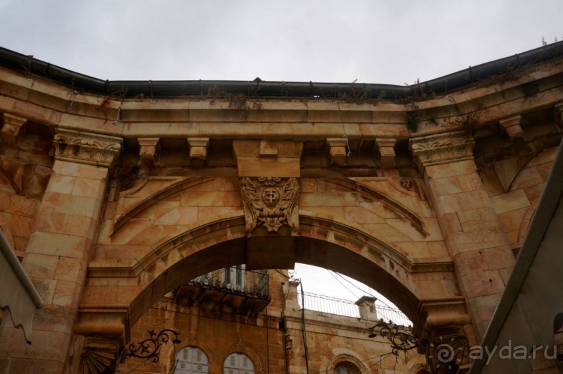 Над твердью голубой есть город золотой.