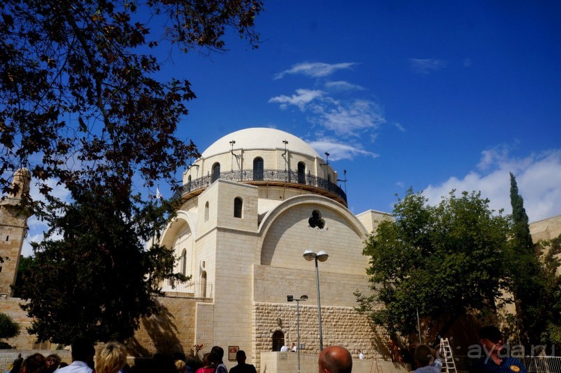 Над твердью голубой есть город золотой.