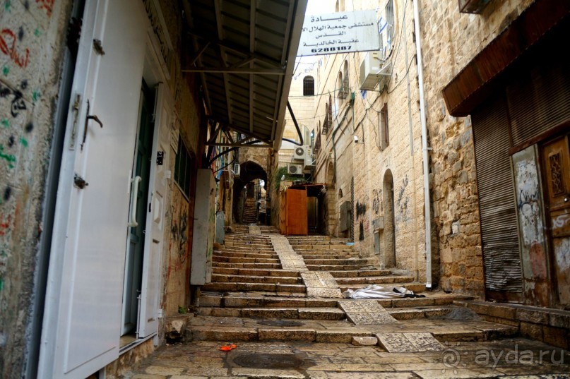 Над твердью голубой есть город золотой.