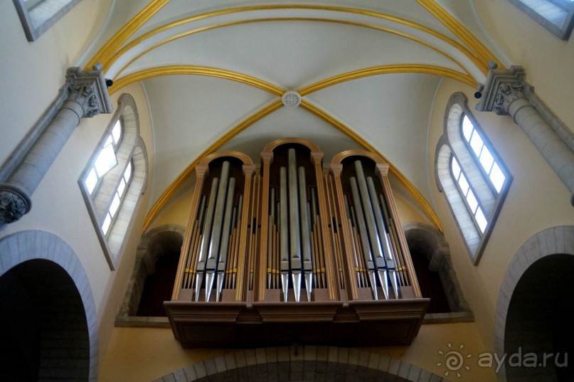 Над твердью голубой есть город золотой.