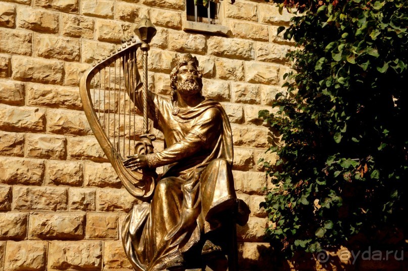 Над твердью голубой есть город золотой.