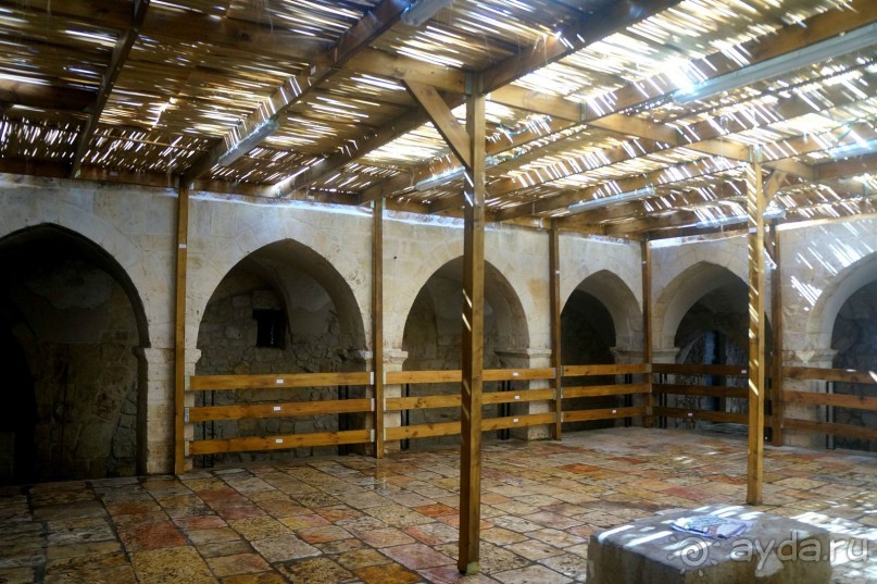 Над твердью голубой есть город золотой.