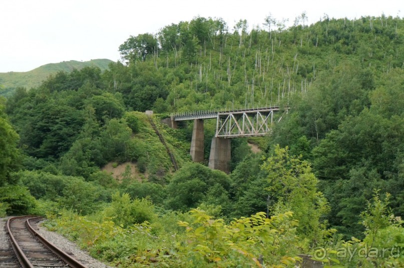 От   станции    Николайчук     до   моста    расстояние   порядка   пяти     км. ,  которые   нужно   преодолеть   пешком    по    шпалам.  