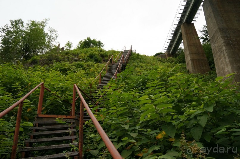 В    конце    моста    виден    верхний    тоннель,   из    которого    поезд    выезжал    на   мост    после   петли.