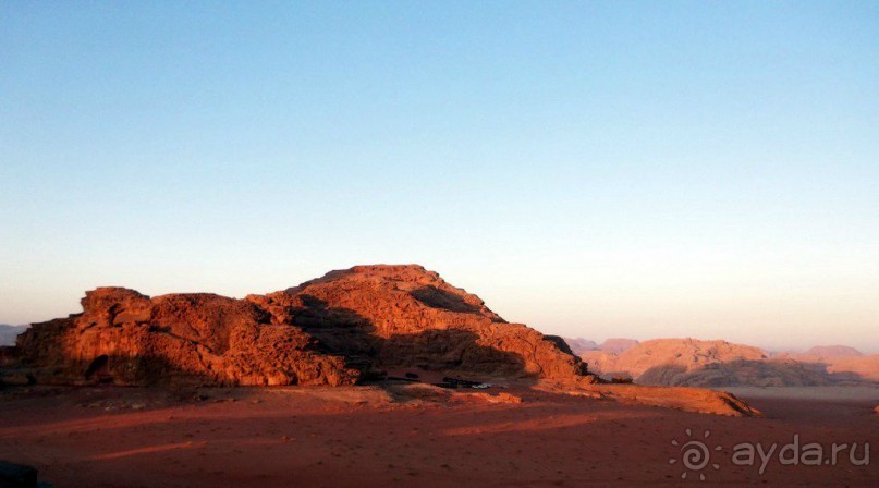 Восход.   Первые   лучи.   Еще    прохладно,   но    такой   восход    сулит    жару.