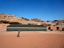 Наша    столовая.   Все   помещения   в   пустыне    покрыты    материей   из   чистой    шерсти    для   отпугивания   ядовитых   пауков.