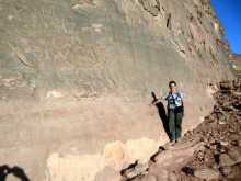 Скала    с    очень   древними    надписями.   Рядом   со   скалой   моя    персона.