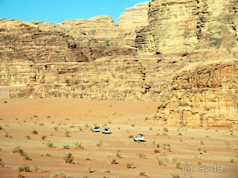 На    фоне   таких   скал   и   джипы -  то   затерялись.