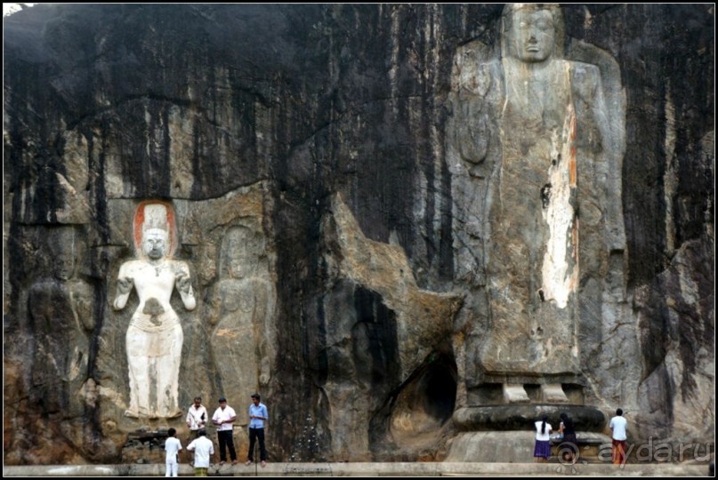 Загадка  скалы  с  Буддами.