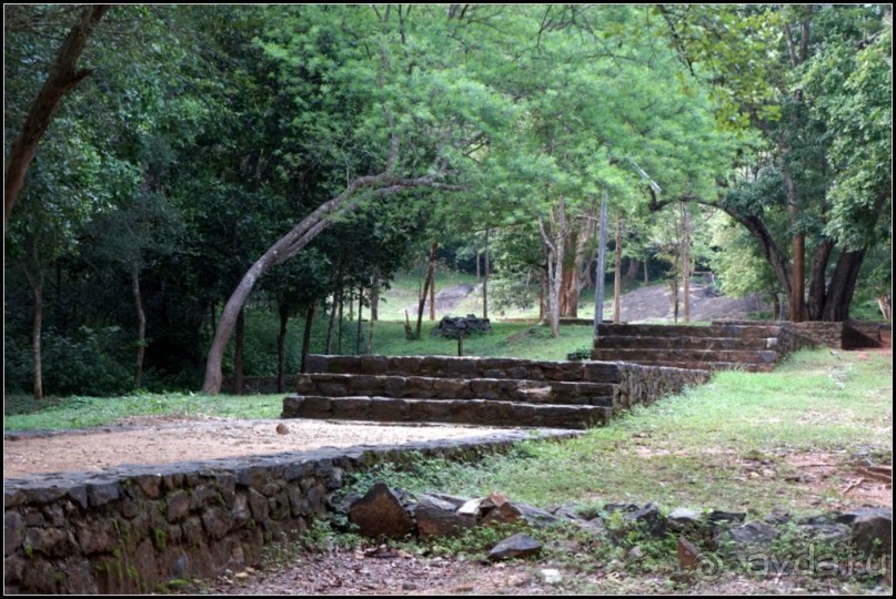 Загадка  скалы  с  Буддами.