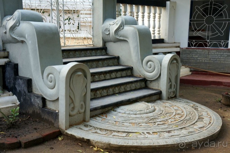 Загадка  скалы  с  Буддами.