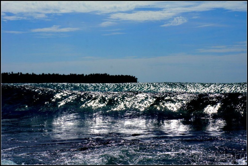 Остров   Ниас.  Пляж  Сорак. Для  любителей  серфинга.