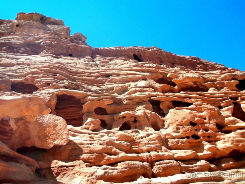 Совсем   недавно   ученые   обнаружили   перед      входом   в   храм   по  обоим   его   сторонам   захоронения.   Сейчас   они   закрыты   решетками. 