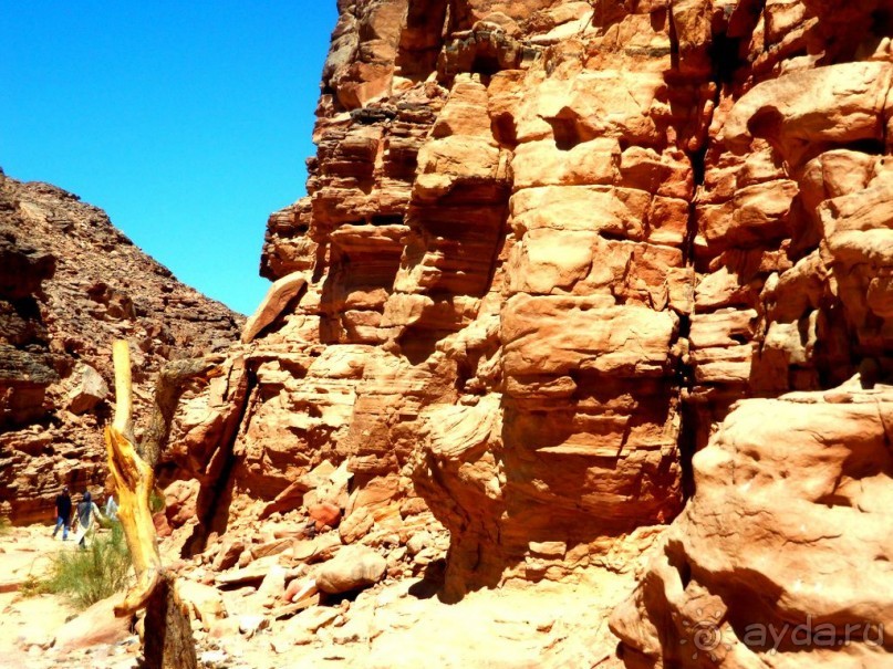 Сам   город   расположен  далее   по   ущелью.