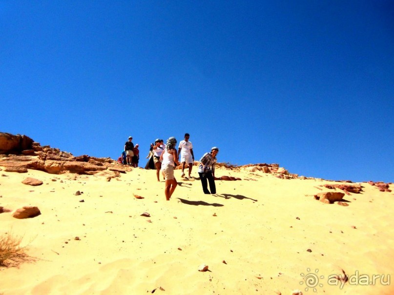 Наш   ушлый   гид   сначала  выстротил  нас   гуськом  вдоль  левой  стены   ущелья,  с  закрытыми  глазами   заставил   перейти   на   правую  сторону   и   открыть   глаза.  То,  предстало  взору,  заставило  ахнуть  в   один  голос   всех.