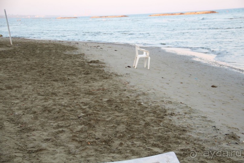 отель для стариков с плохим пляжем и морем