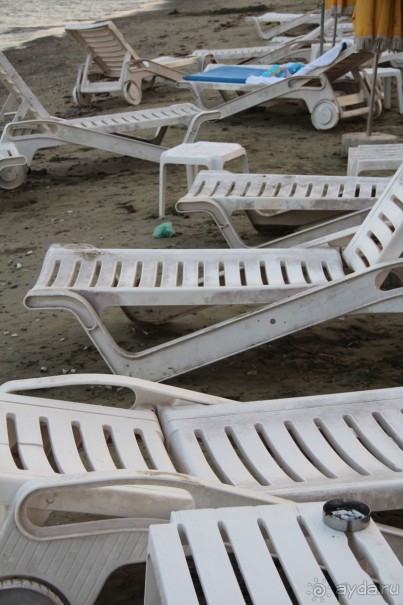 отель для стариков с плохим пляжем и морем