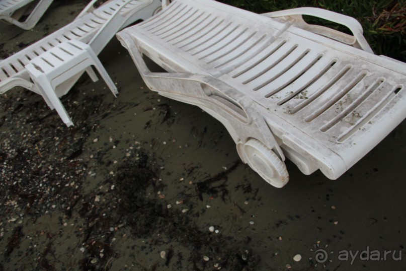 отель для стариков с плохим пляжем и морем