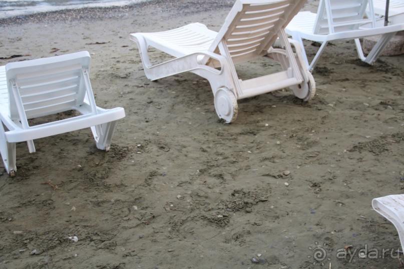 отель для стариков с плохим пляжем и морем