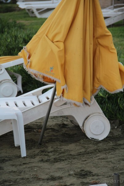 отель для стариков с плохим пляжем и морем