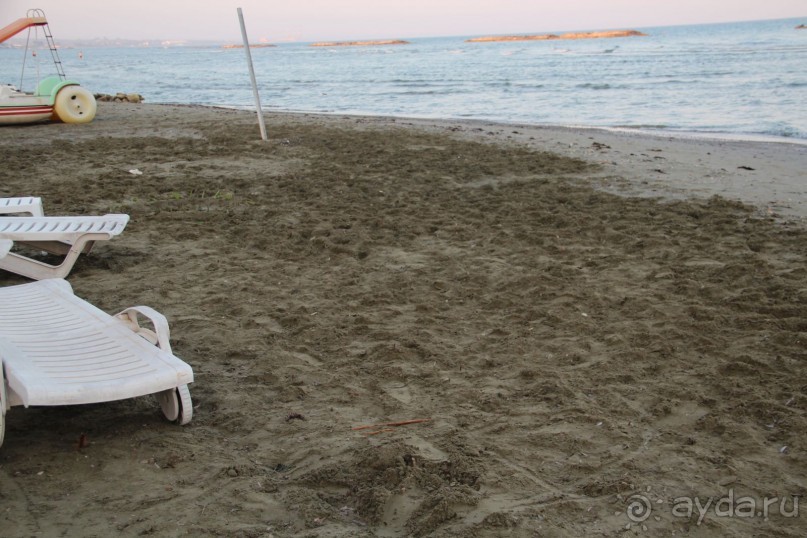 отель для стариков с плохим пляжем и морем