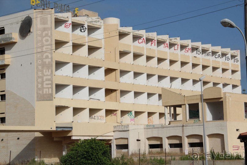 отель для стариков с плохим пляжем и морем