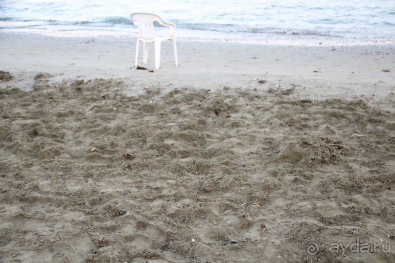 отель для стариков с плохим пляжем и морем