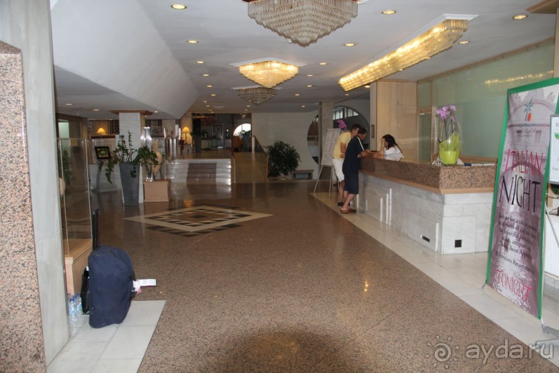 отель для стариков с плохим пляжем и морем