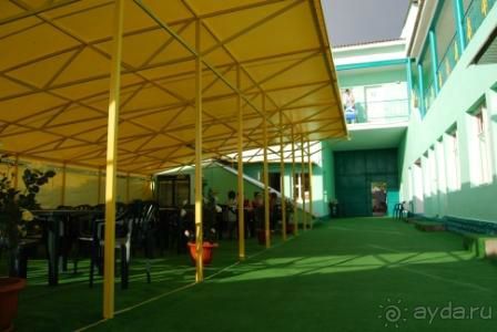 Выход к морю на галечно-песчаный пляж.