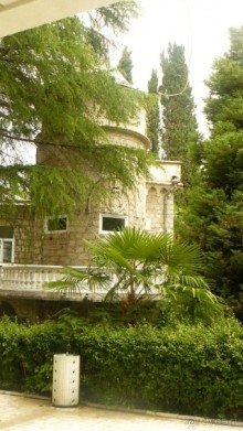 На территории расположены красивые посторойки