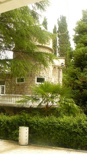 На территории расположены красивые посторойки