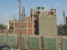 Каир напомнил мне Хиросиму - огромные кварталы и целые жилые районы стоят недостроенными, без окон и дверей, без крыш. Удручающее зрелище. Так жители скрываются от местных налогов. 
