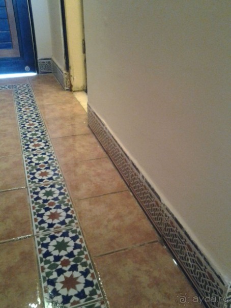 Номер в Faraana Heights resort - вода из душа текчет в прихожую.