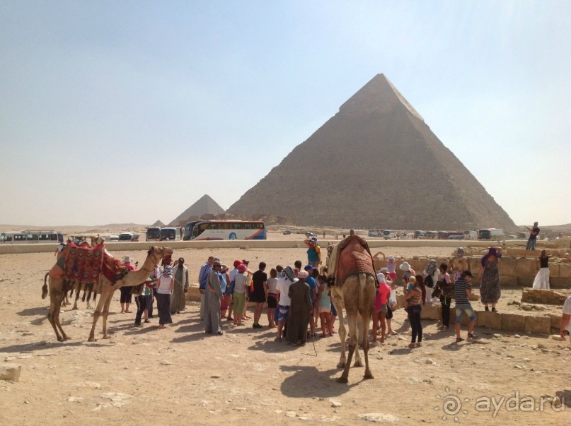 Полуденная толчея у пирамид: местные аборигены ловят туристов в поисках сигарет, денег и наживы. Будьте предельно внимательны! Там нет полиции, а гид не всегда может быть рядом, мы просто отбивались от них.