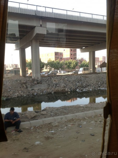 Каир. Похоже дороги там отсыпают мусором...