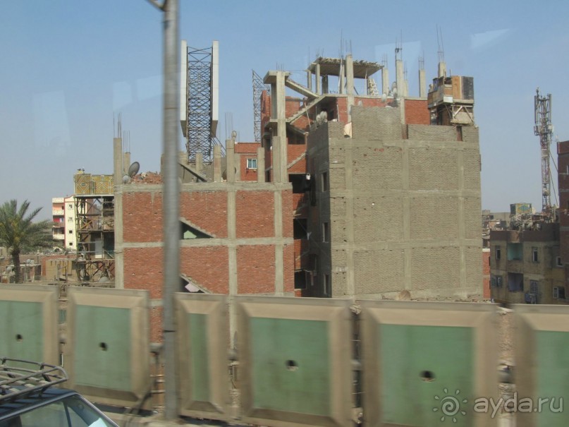 Каир напомнил мне Хиросиму - огромные кварталы и целые жилые районы стоят недостроенными, без окон и дверей, без крыш. Удручающее зрелище. Так жители скрываются от местных налогов. 