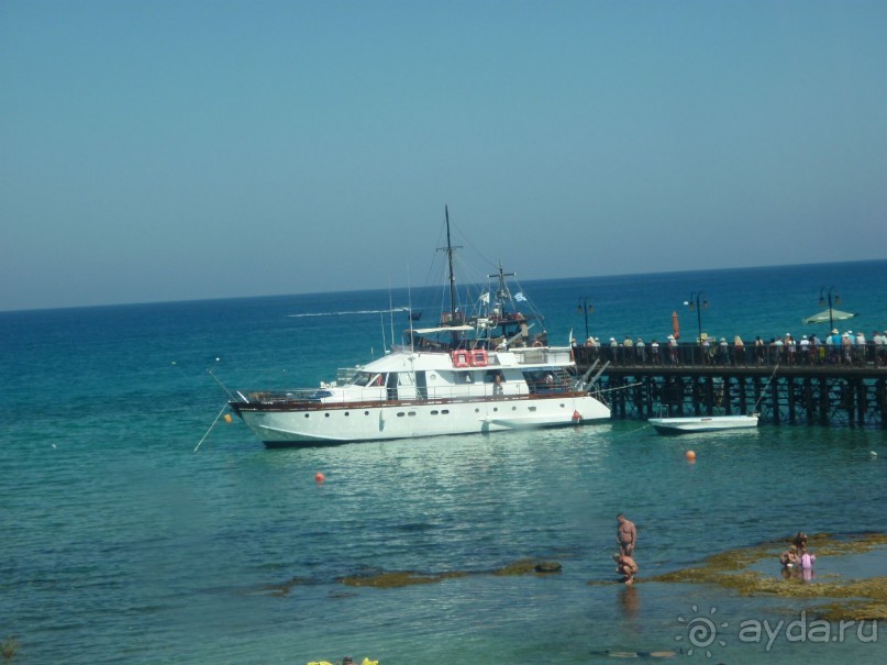 На этой яхте проходит экскурсия "Круиз на закате и шоу танцующих фонтанов". На яхте очень позитивный капитан! Вино, музыка, танцы...