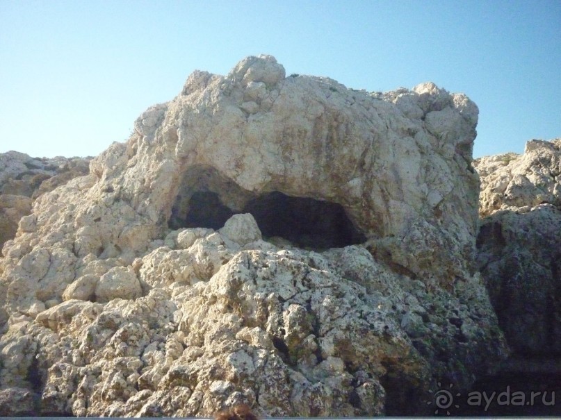 Пещера, похожа на акулу! Яхта подходит близко к пещере можно дотронуться рукой! 