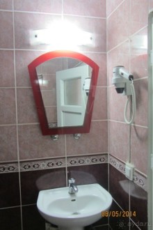 Отель с хорошим расположением, но только для ночлега.