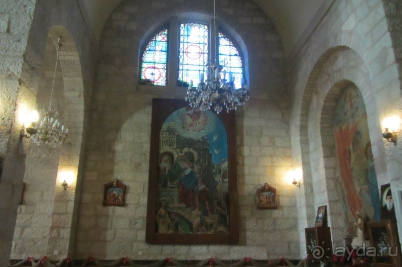 Красивая церковь с интересным подземным музеем
