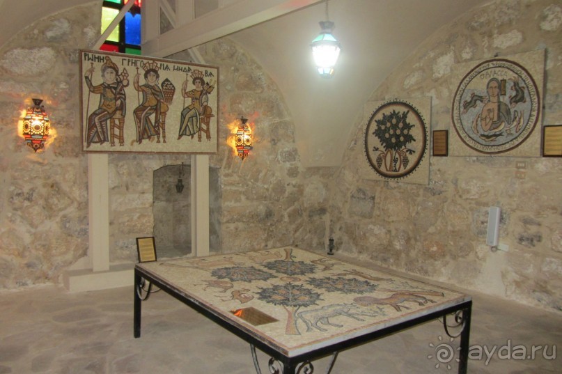 Красивая церковь с интересным подземным музеем