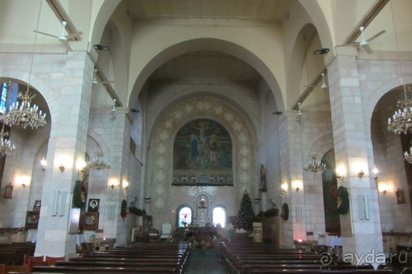 Красивая церковь с интересным подземным музеем