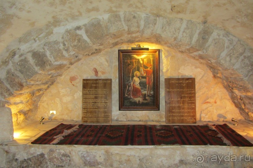 Красивая церковь с интересным подземным музеем