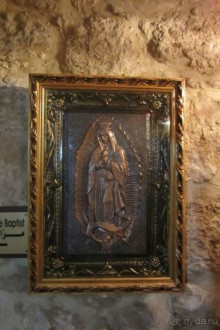 Красивая церковь с интересным подземным музеем