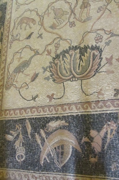 Красивая церковь с интересным подземным музеем