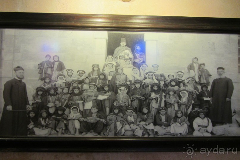 Красивая церковь с интересным подземным музеем