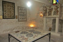 Красивая церковь с интересным подземным музеем