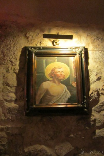 Красивая церковь с интересным подземным музеем