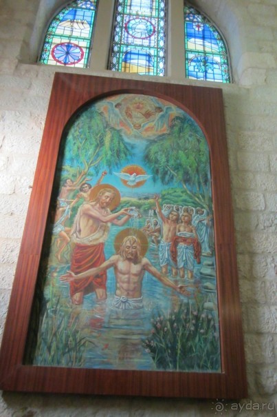 Красивая церковь с интересным подземным музеем