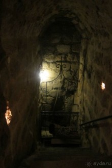 Красивая церковь с интересным подземным музеем